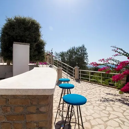 2 Bedroom House With A Fantastic View Of Gmlk *