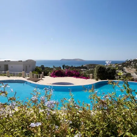2 Bedroom House With A Fantastic View Of Gmlk *